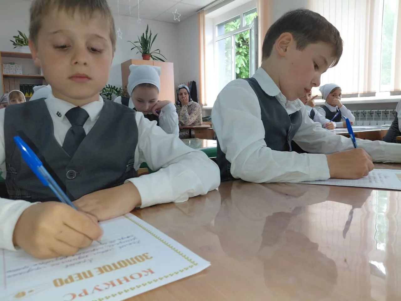 Наши звездочки на конкурсе "Золотое перо"!  Ученики 2 А класса в полном составе демонстрирует свои т