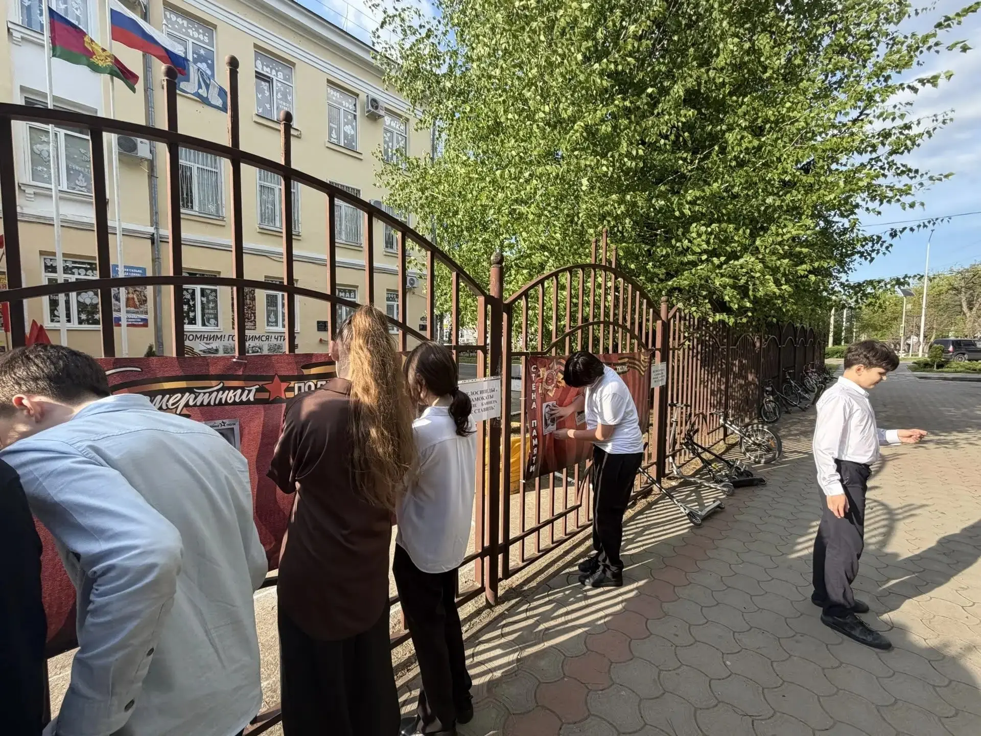 Неделя Победы. Сегодня в школе открыли Стену Памяти, посвящённую участникам Бессмертного полка. Учащ