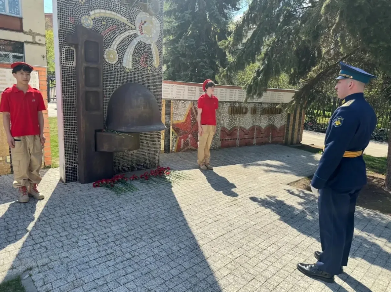 В эти дни, наполненные трепетным ожиданием Дня Победы, юнармейцы с гордостью заступают на Вахту Памя