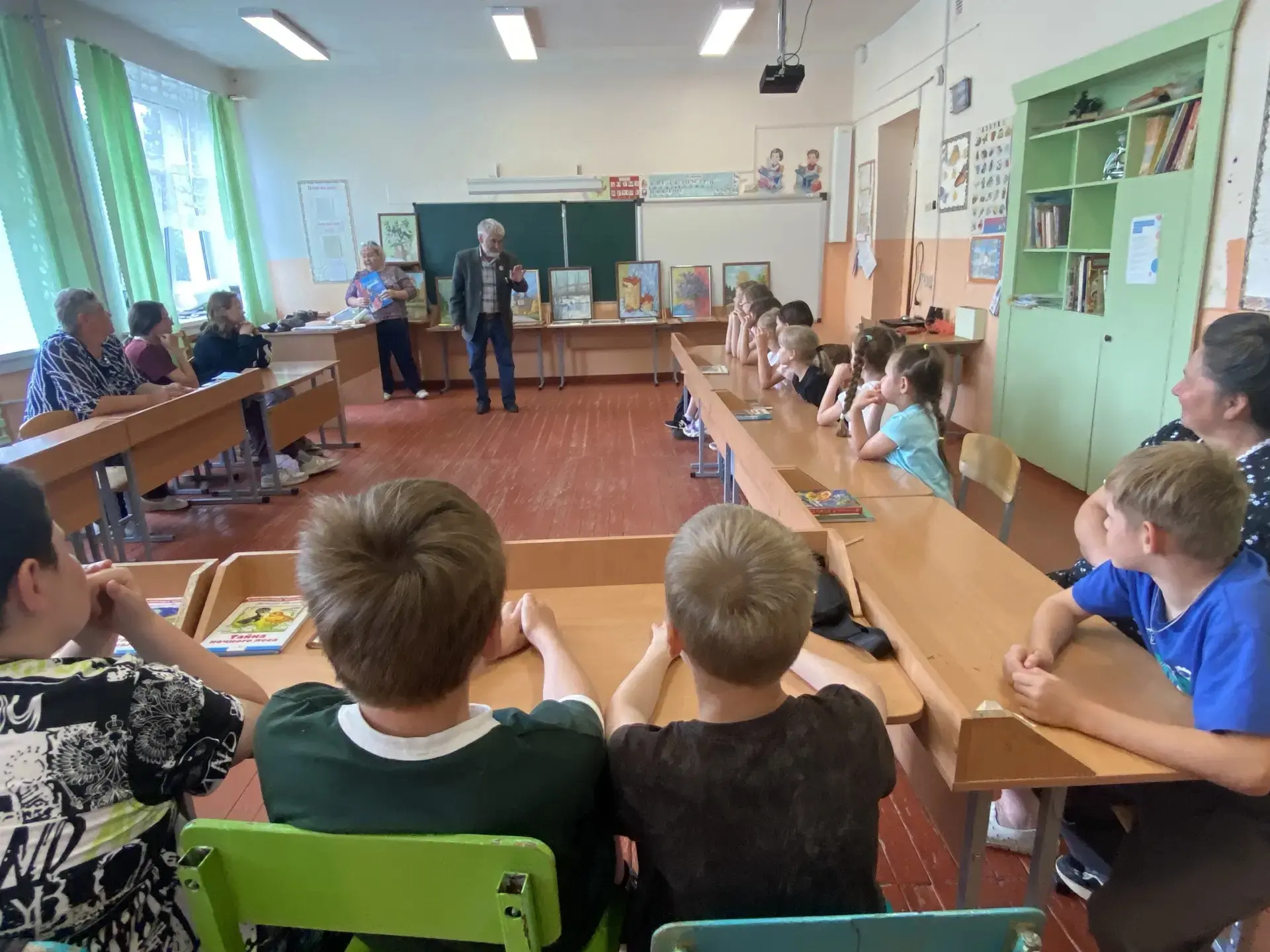 🎨 Волшебство родной земли: встреча с художником!

Недавно наши дети познакомились с удивительным че