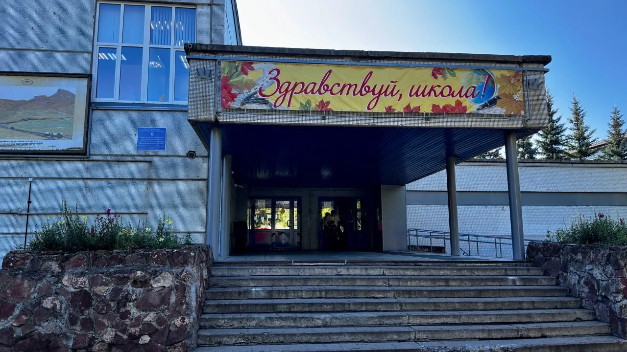 Звонки в школах могут заменить песней Дениса Майданова
