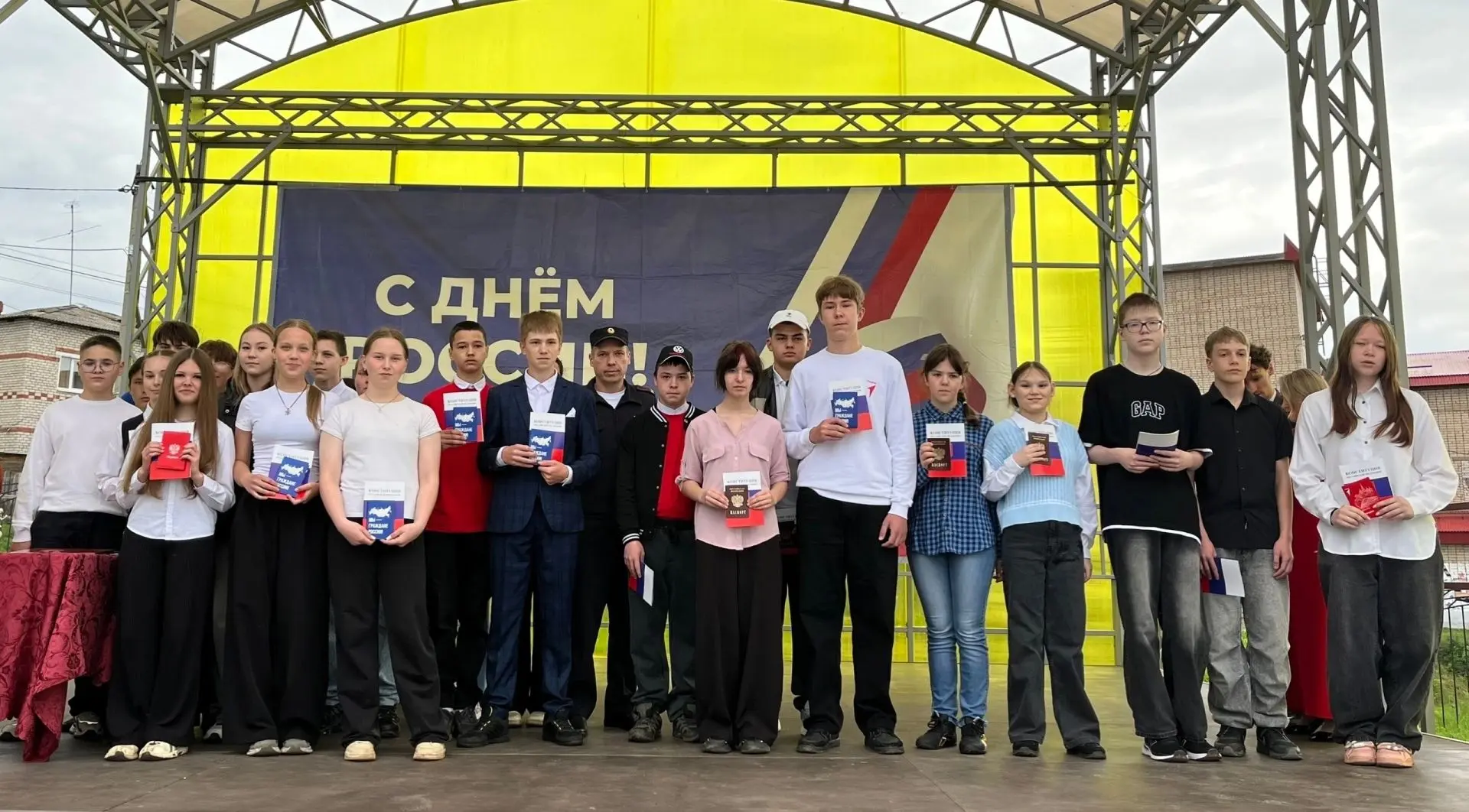 МЫ ГРАЖДАНЕ РОССИИ 🇷🇺

Стало волнующей традицией именно в День России торжественно вручать паспорт