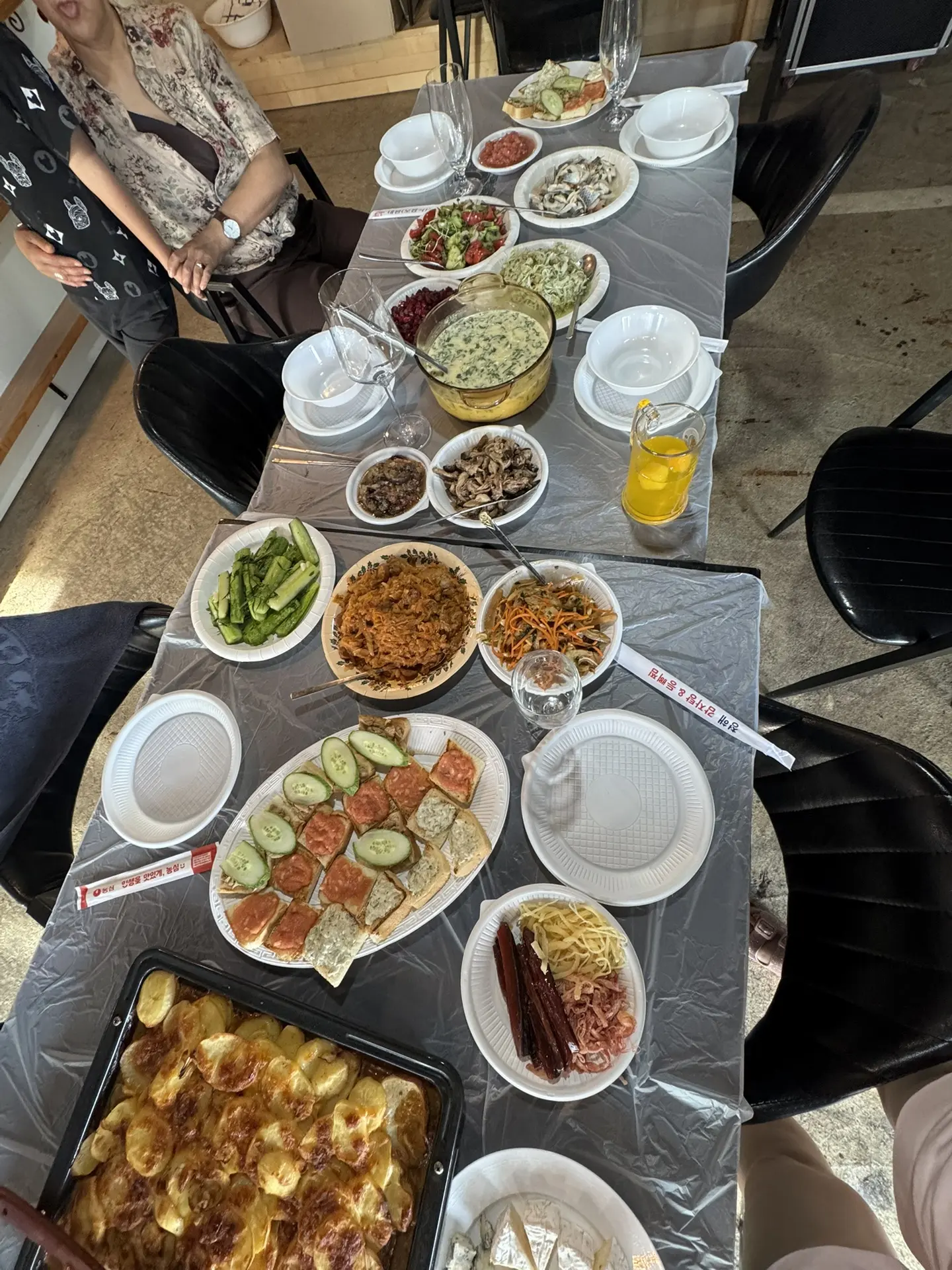 Сегодня званый ужин))) муж говорит , ты же недавно с Катей мясо ела ))) и что ?))) мы можем собирать