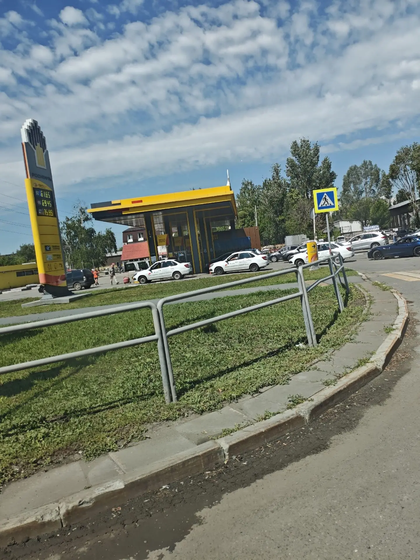 В Самаре на заправке "Роснефть" на Московском шоссе рядом с БКК образовалась очередь.