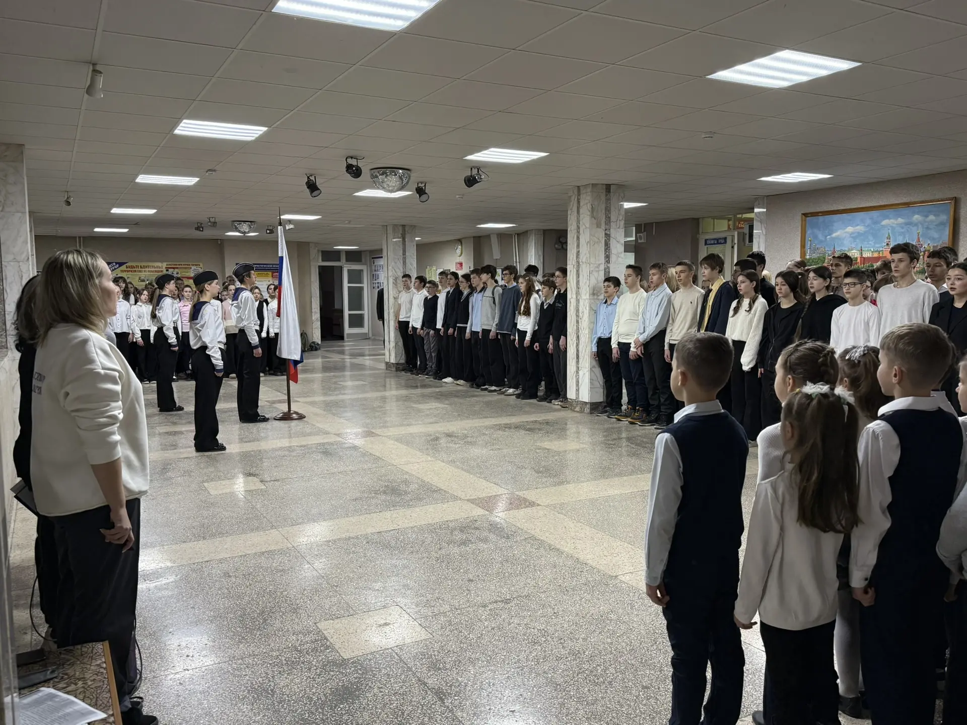 🇷🇺Наша неделя традиционно началась с поднятия флага и исполнения гимнов  На линейке ребята узнали о 