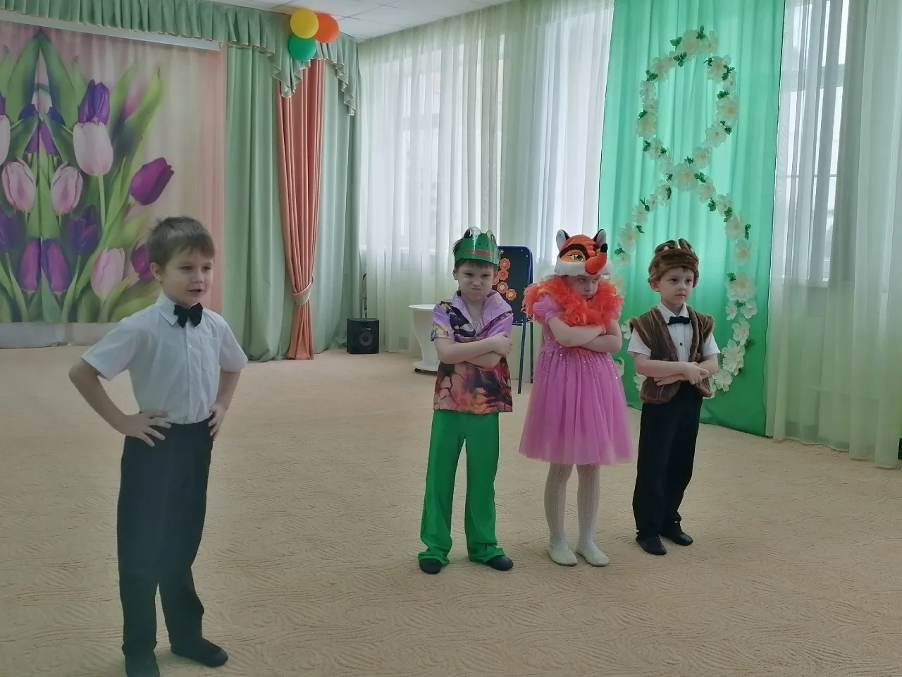 «Смахните зимнюю усталость, 
На смену ей пришла весна! 
Из сундуков достаньте радость, 
Ах, как же в