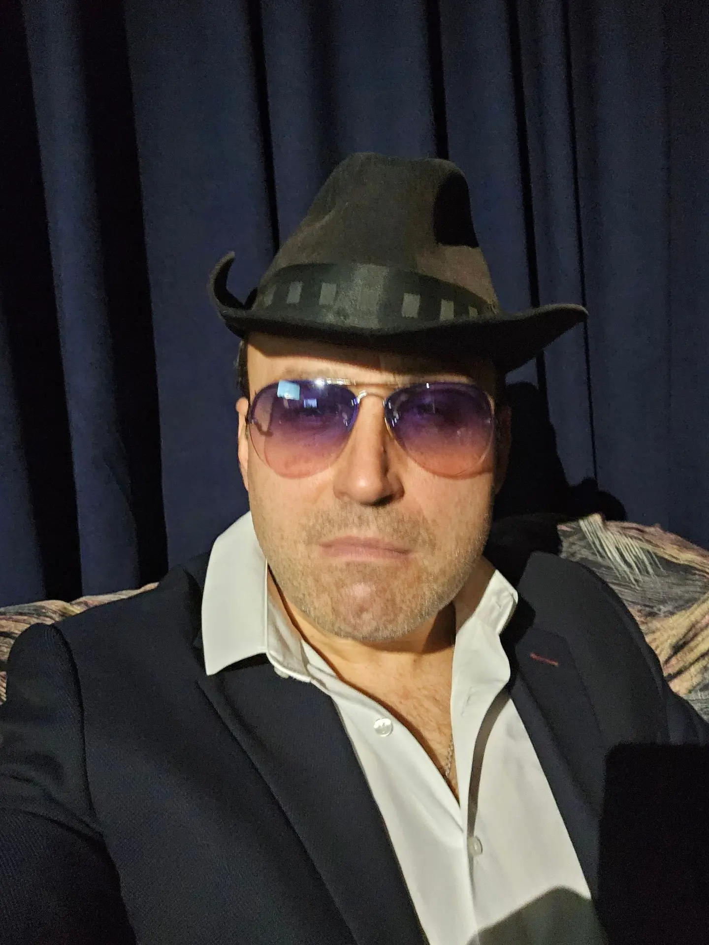 Очки? Шляпа? Лёгкая небритость? Слишком много неизвестных 😎😎