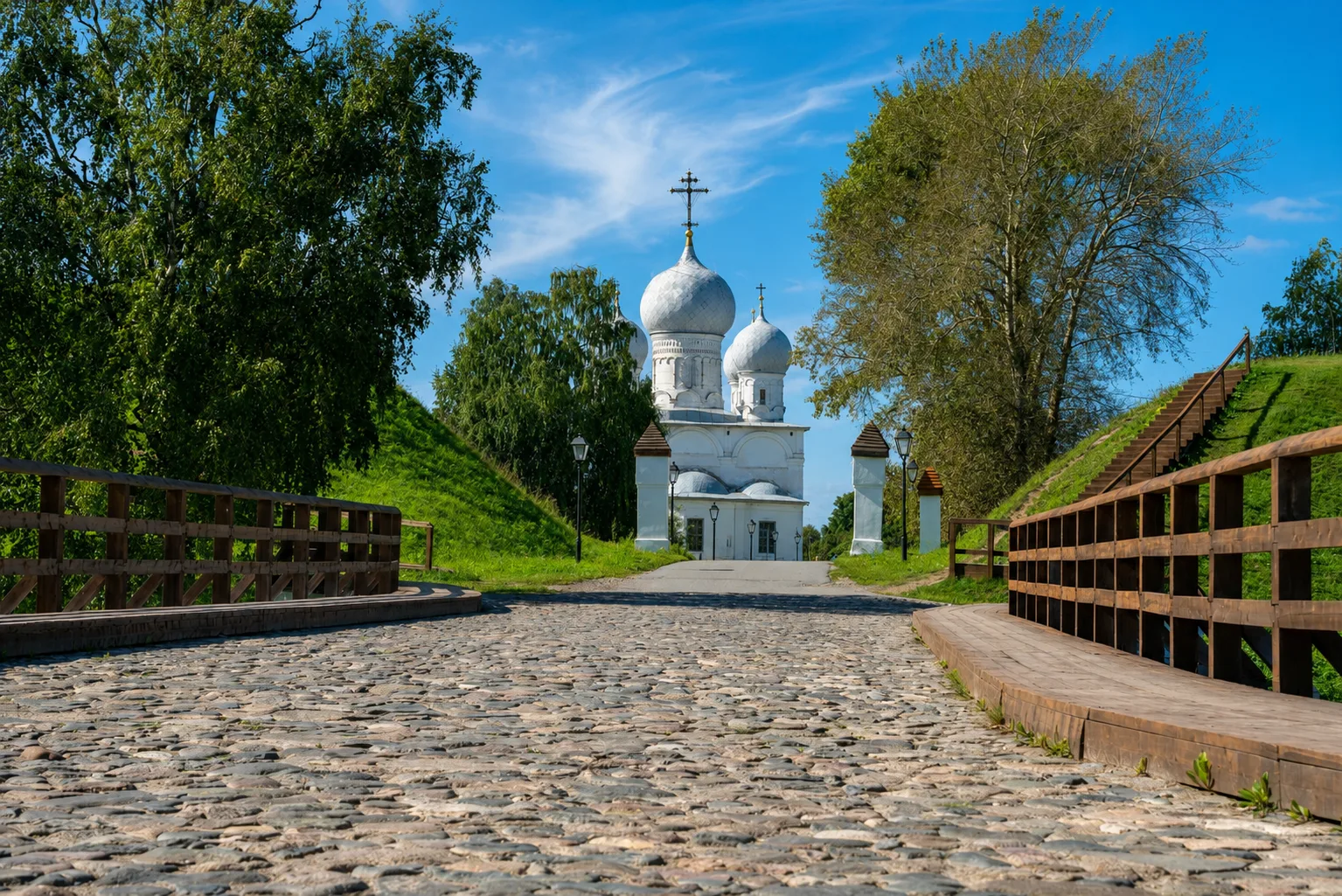 Давно собирался в Белозерск, один из трёх городов России, с которых если верить летопис...