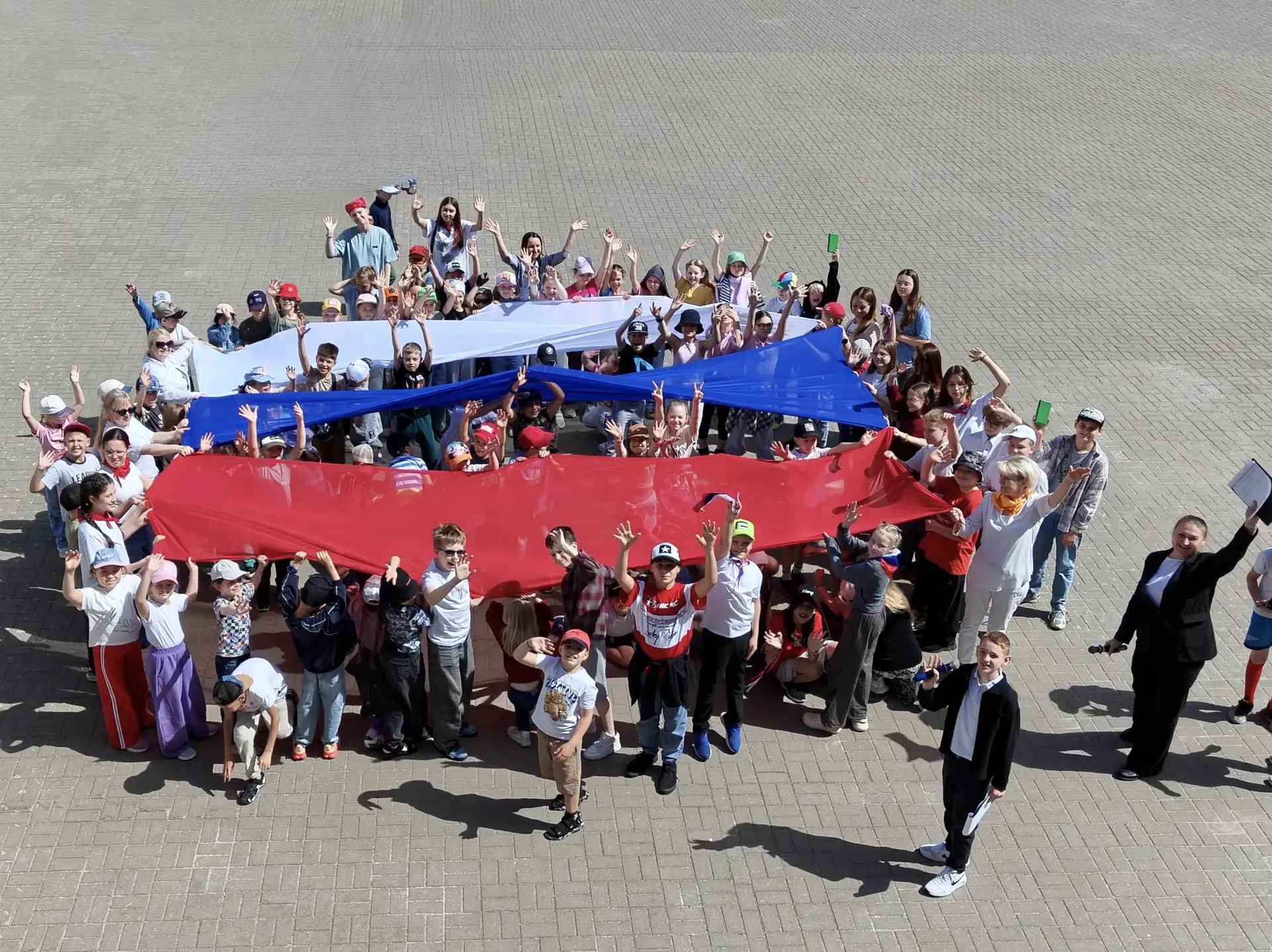 🤍💙❤️ В преддверии Дня России летний школьный лагерь «Колибри» раскрасился в цвета российского трик