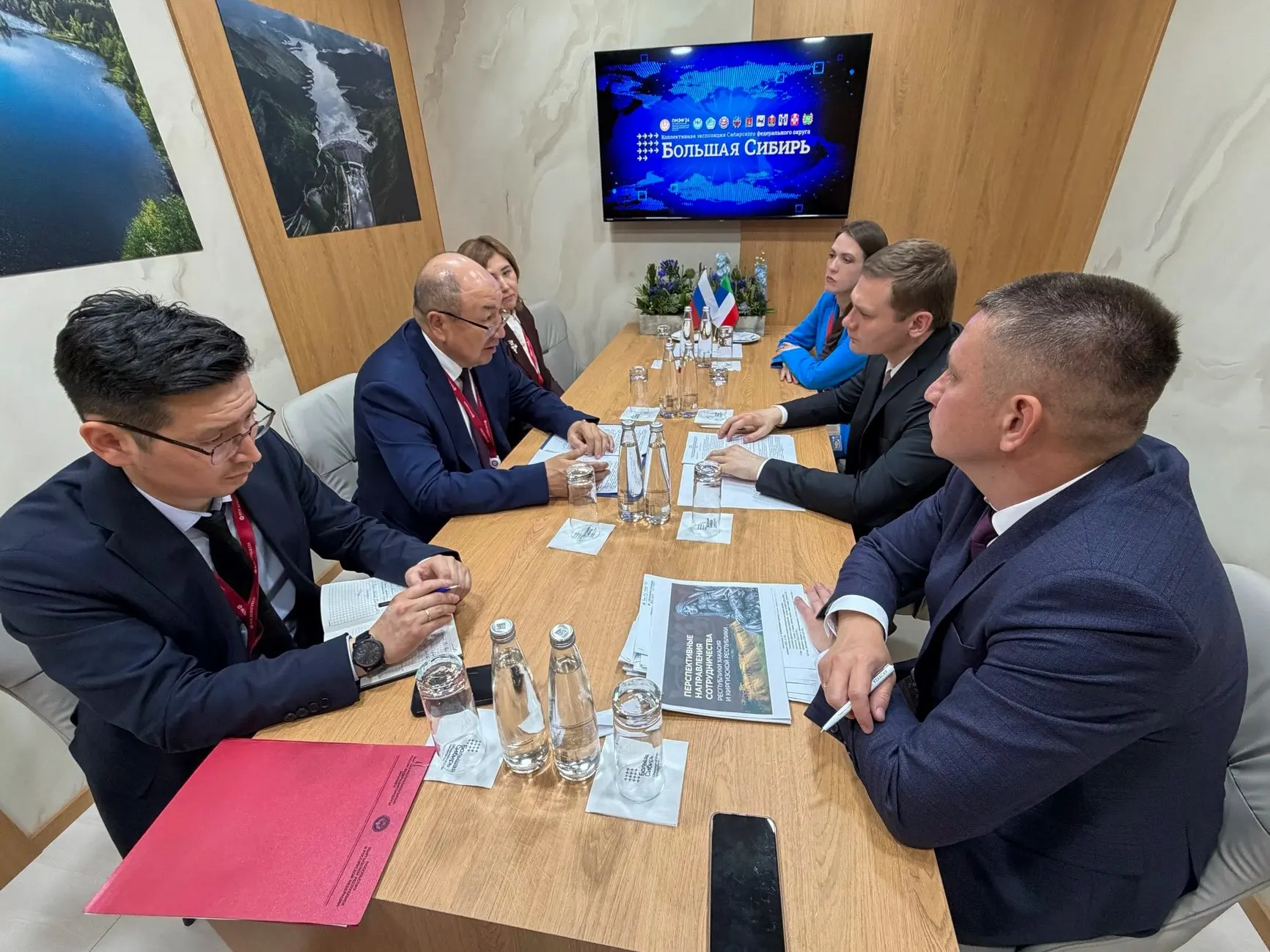На площадке #ПМЭФ2026 встретился с чрезвычайным и полномочным послом Киргизской Республ...