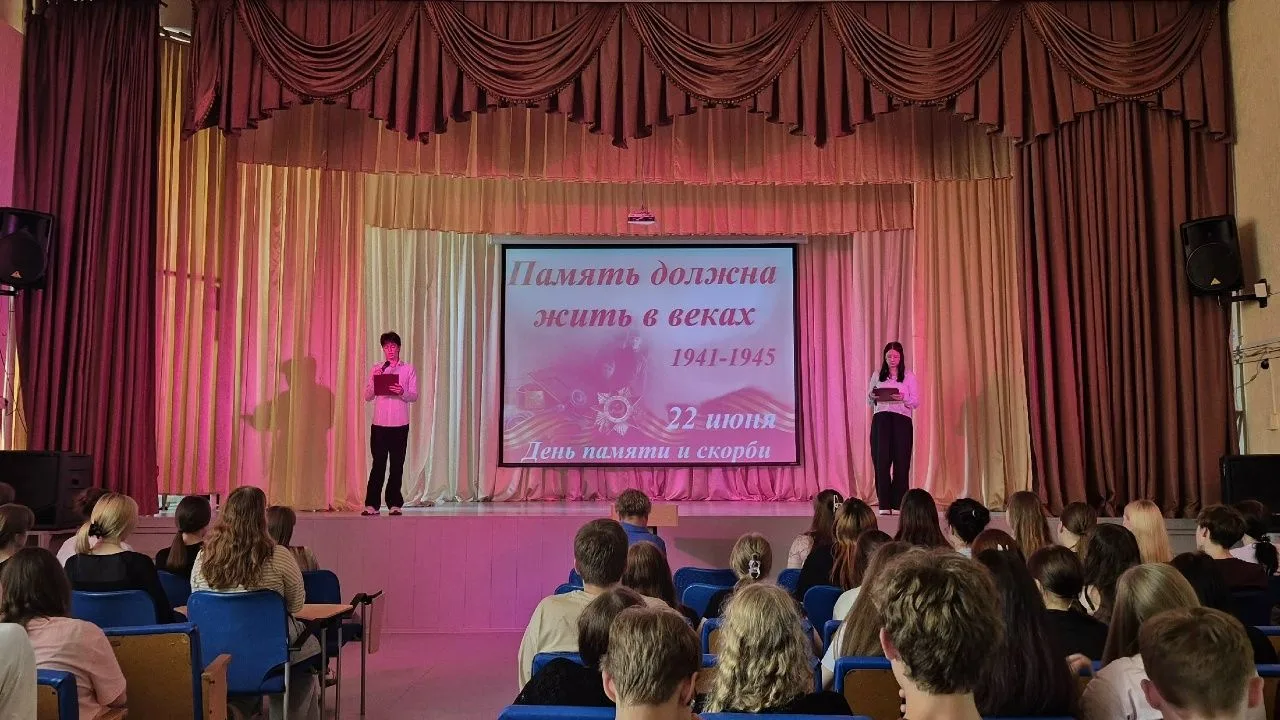 Сегодня в нашем колледже состоялся единый классный час, посвященный Дню памяти и скорби.

22 июня...