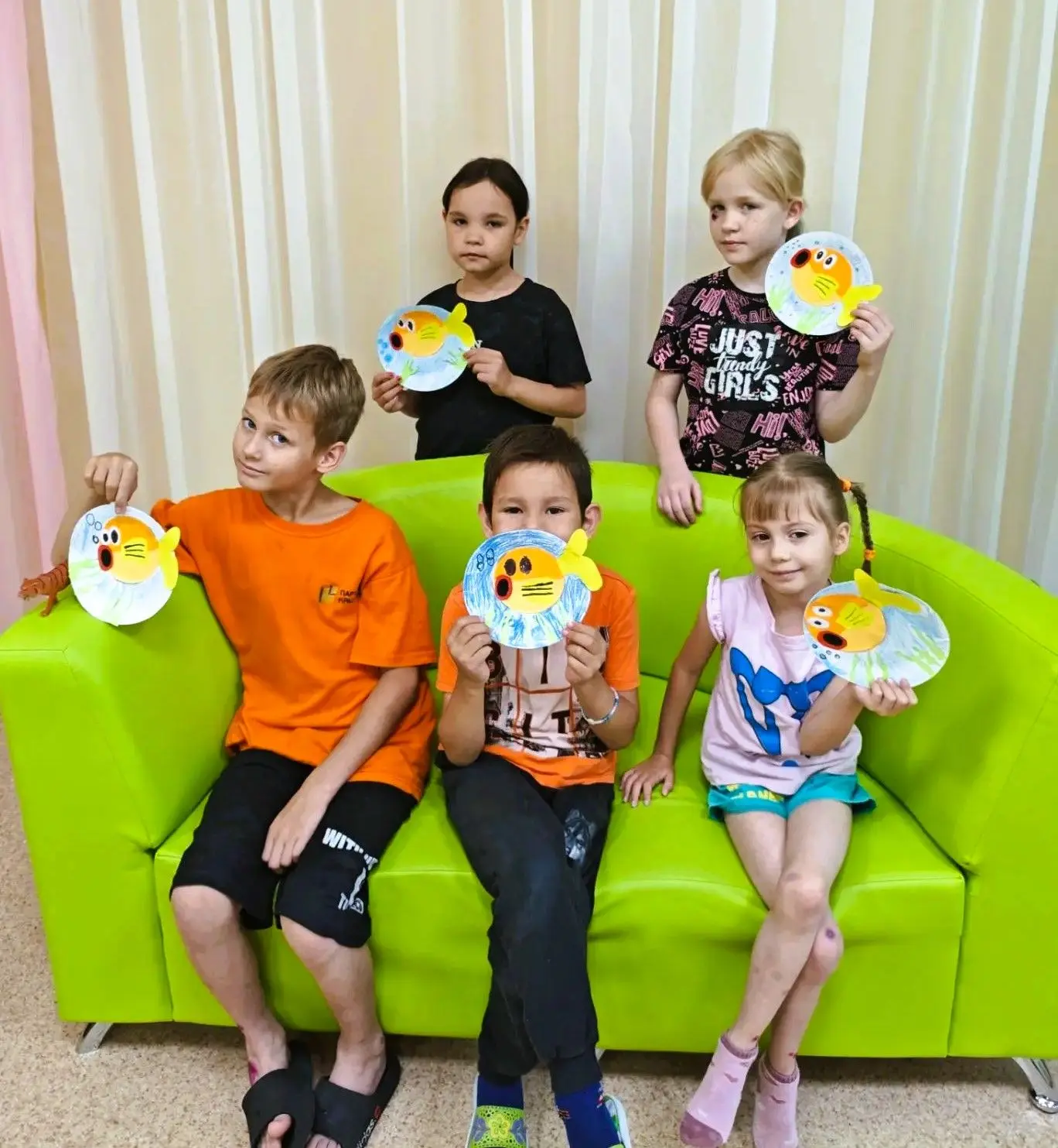 Творческая атмосфера царила на занятии по аппликации. Работа с бумагой не только интере...