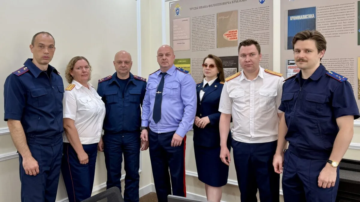 В комментариях к прошлому посту внимательные читатели заметили, что на представленном фото сотрудник