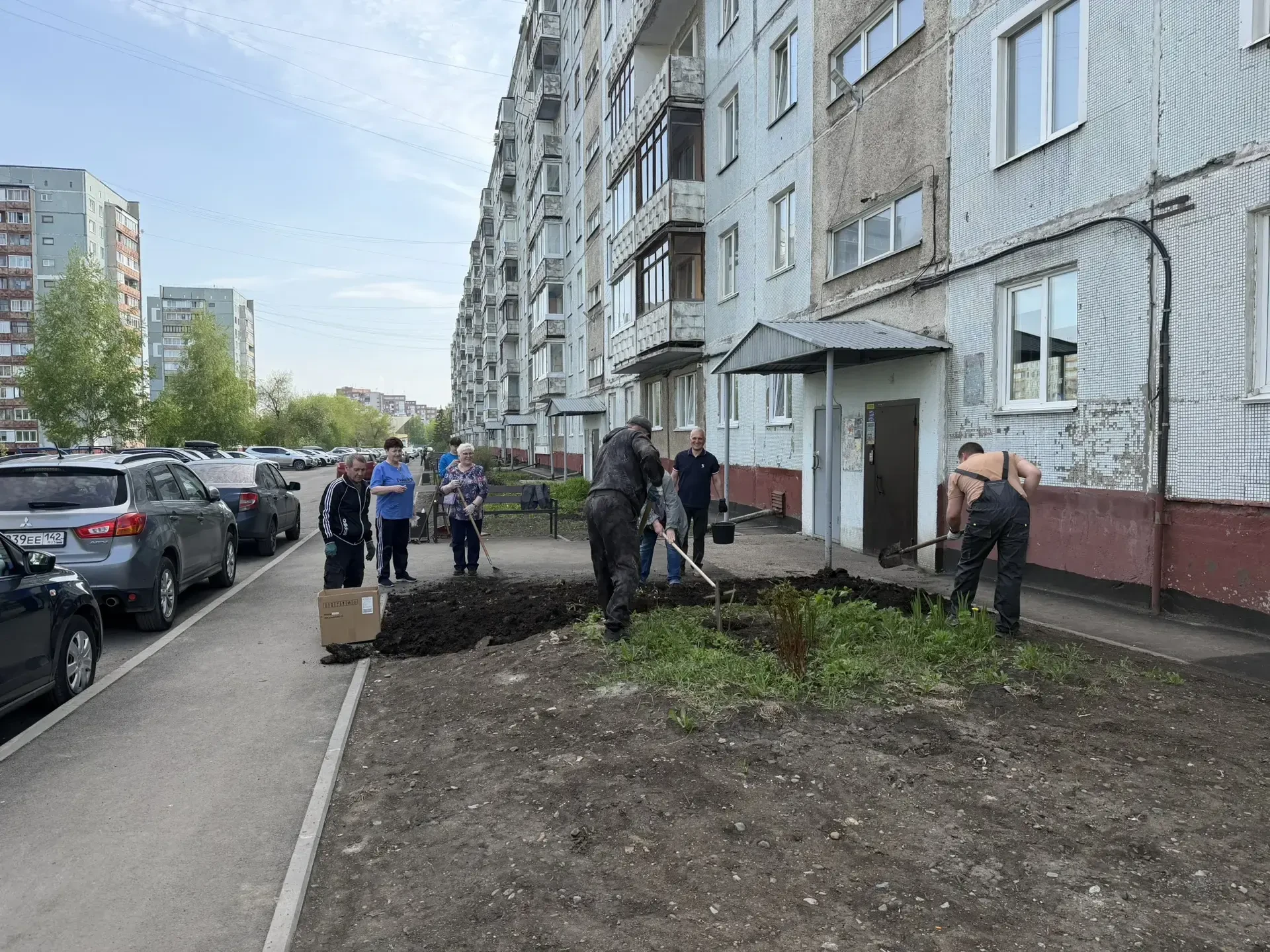 Жители дома по пр. Химиков 23а, совместно с сотрудниками Управляющей компании провели с...