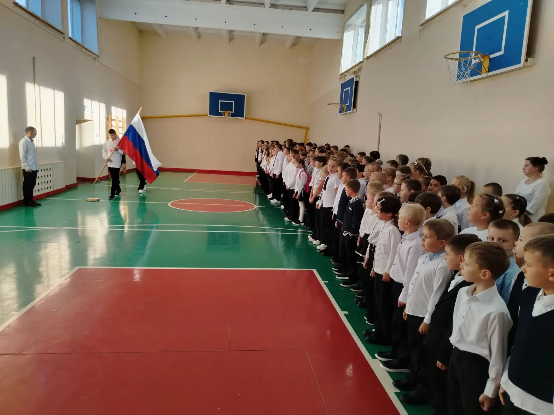 Первая линейка понедельника: традиции, флаг и Разговоры о важном 🇷🇺