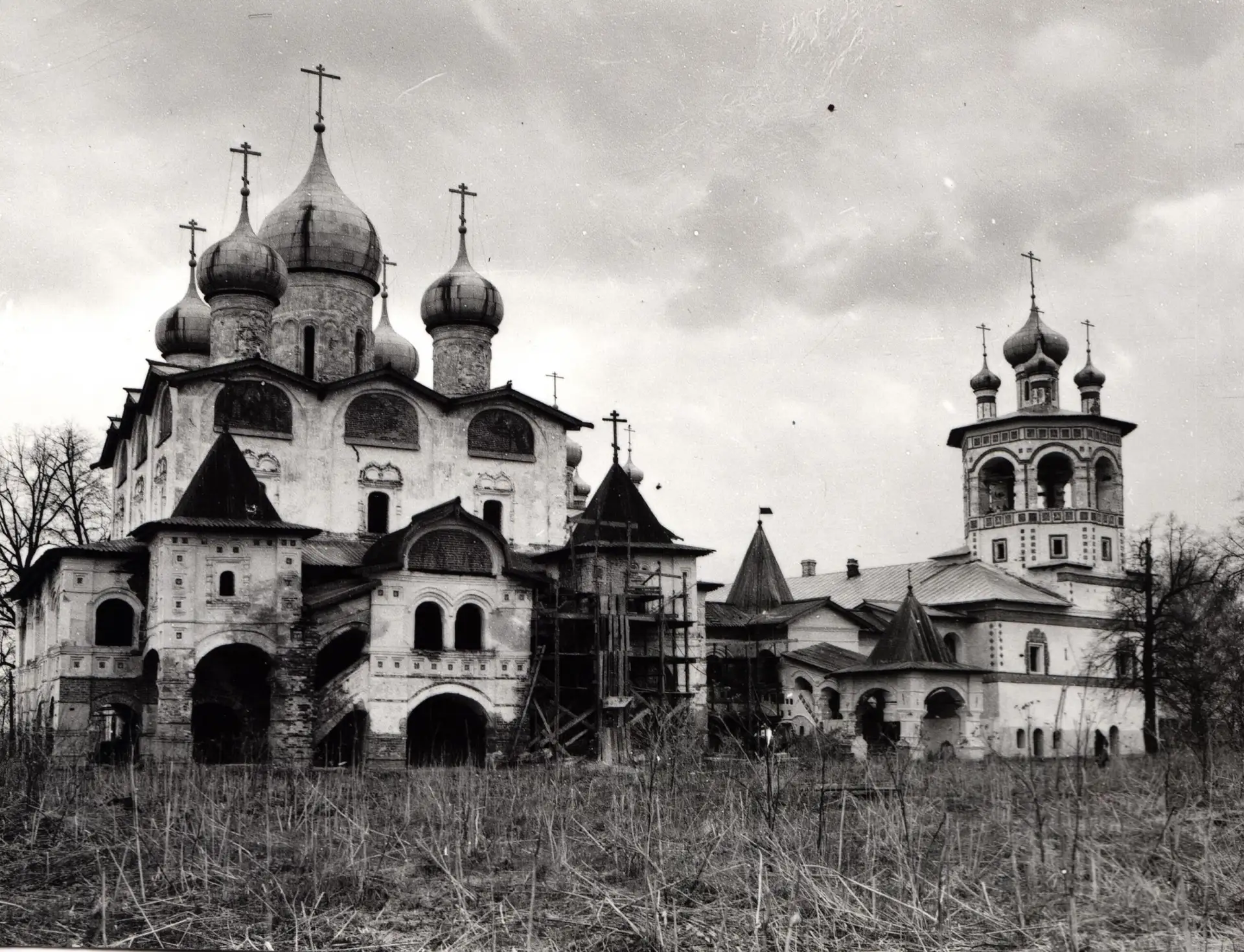 Никольский собор Вяжищского монастыря был построен в 1681-1685 гг. при новгородском митрополите Корн