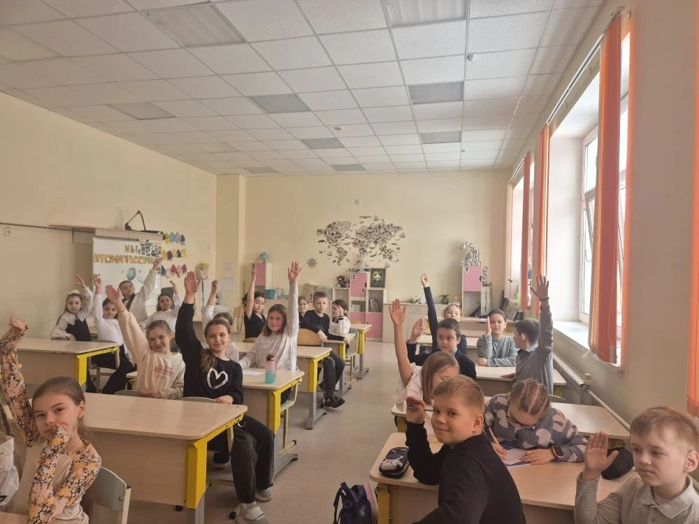 💐🎀В преддверии 8 Марта в начальной школе провели  праздничный квиз среди учащихся 3 классов. ✨️Игра 