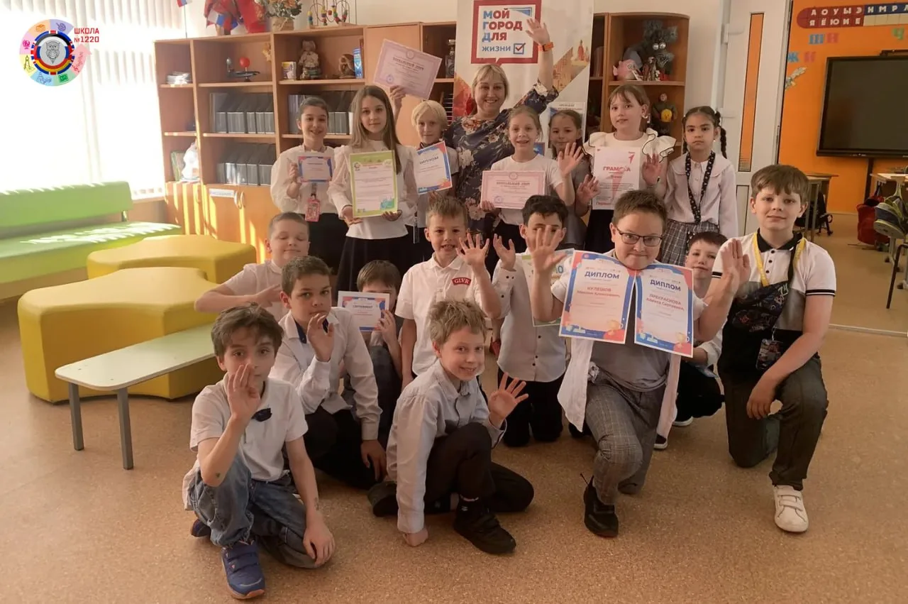 Заканчиваем год на позитивной ноте!  ✨ Сегодня в камерной и уютной обстановке классных кабинетов для
