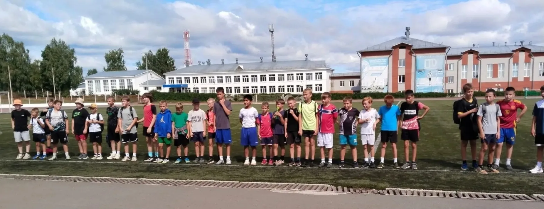 Делайте красиво, пацаны! ⚽🔥

Юные футболисты 2014 г.р. и моложе из Вавожа, Нюрдор-Котьи, Новой Бии 