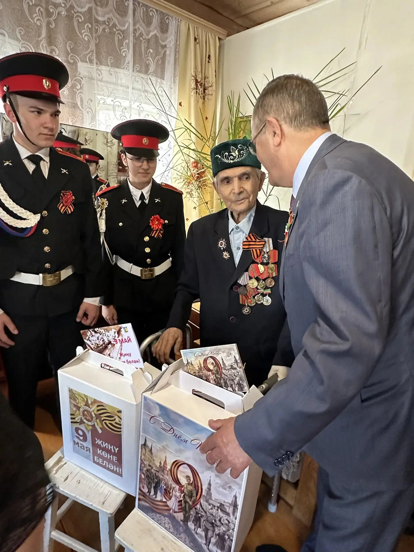 Районыбыз территориясендә гомер кичерүче Бөек Ватан сугышы һәм тыл ветераннарын, Бөек Җиңүнең 81 елл
