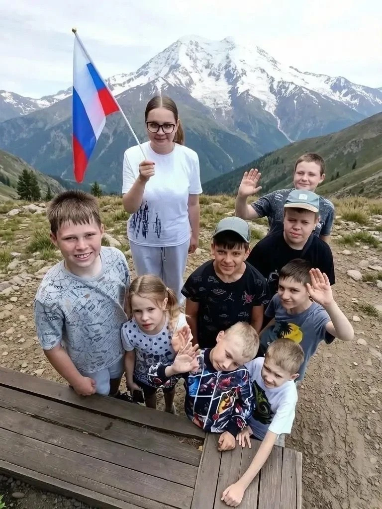 В пришкольном лагере Дзержинской средней школы № 1 прошёл патриотический фотомарафон ко Дню России

