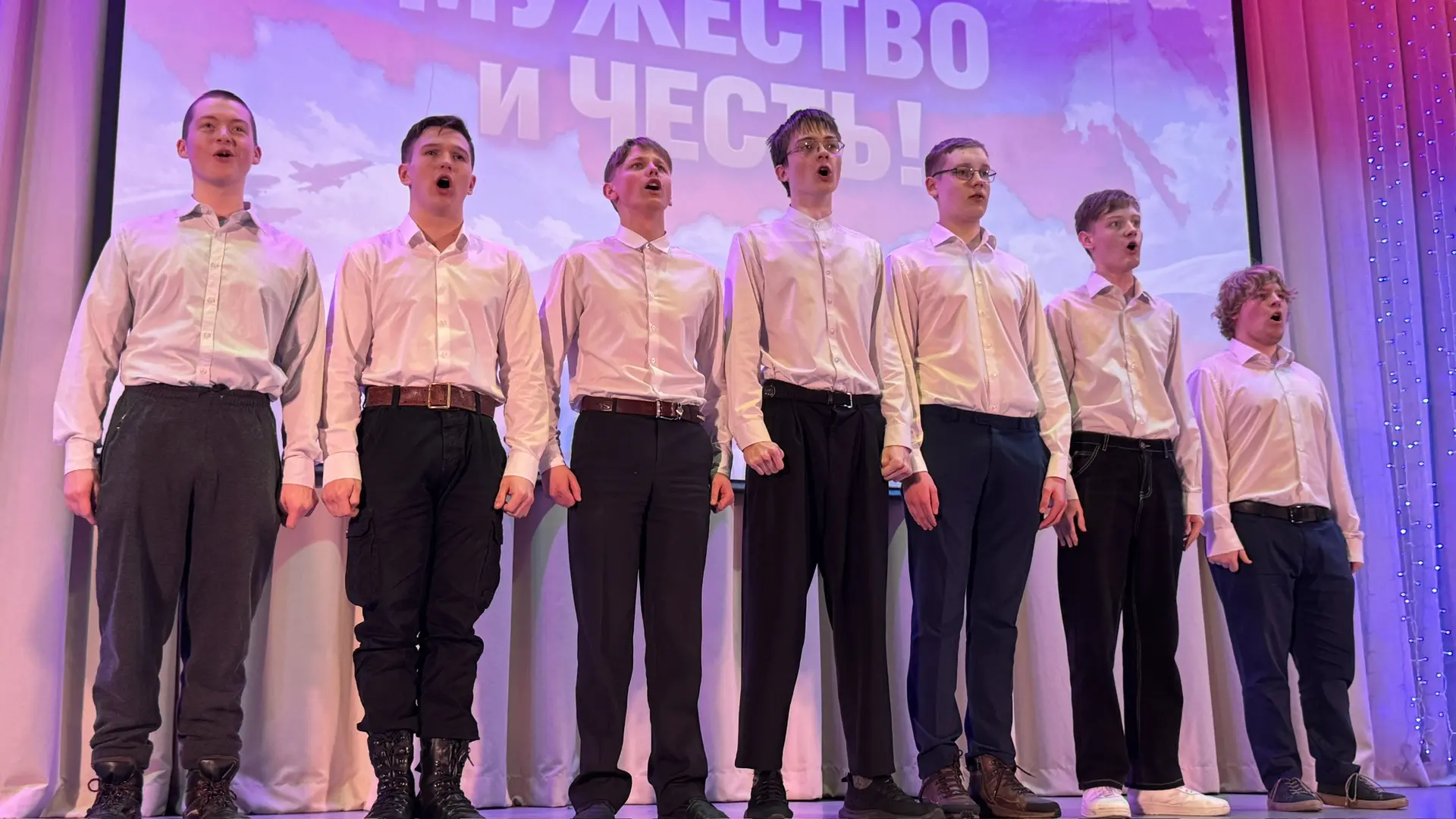 Два дня, 30 классов и песни, от которых мурашки 🎤❤️  Впервые в нашей школе прошла «Битва хоров» в ра