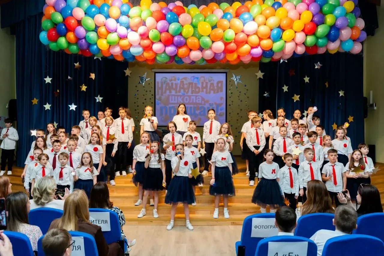 В начальной школе прошел торжественный выпускной 🎓  Ученики 4 классов попрощались с начальной школой