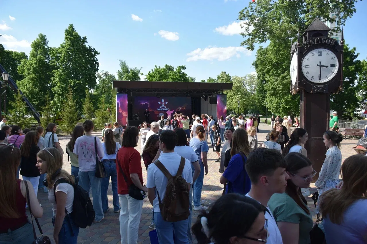 В городском парке культуры и отдыха сегодня чествовали выпускников 11-х классов тамбовских школ. На 