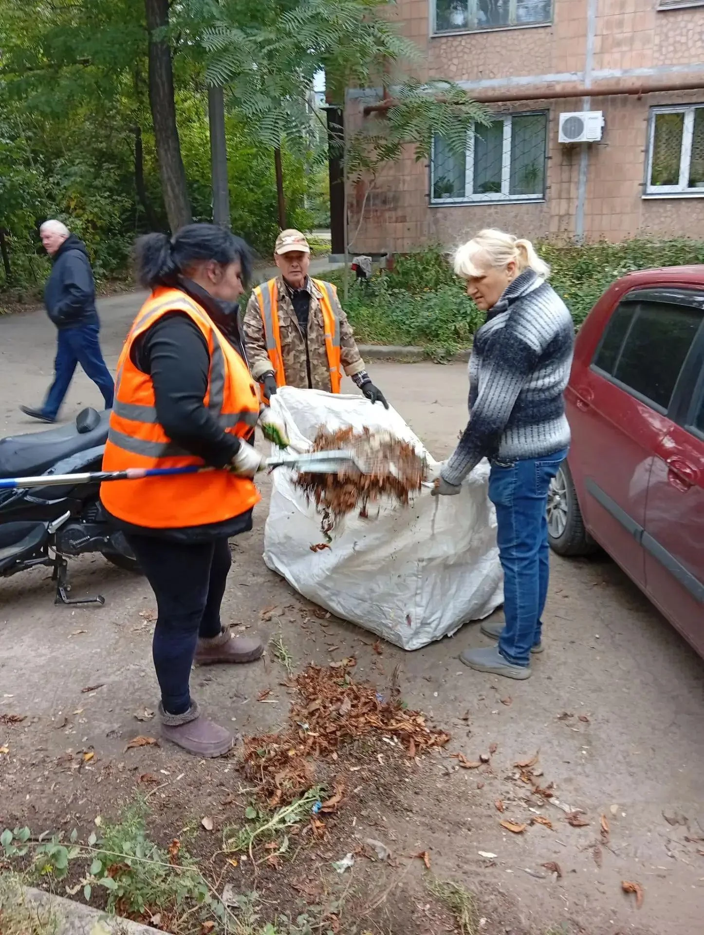 Благодарим сотрудников жилищных организаций за активное  участие в субботнике.