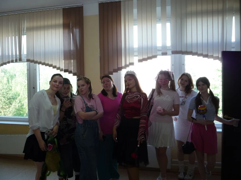 🧸 Накануне Последнего звонка в школе прошёл День детства!  🤭 В этот день 11-классники на время верну