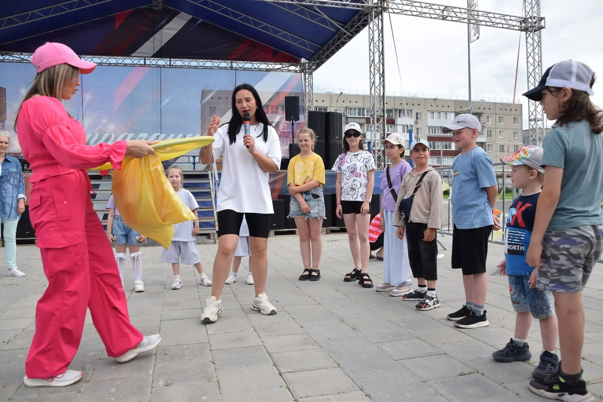 Вторая половина дня праздника в парке культуры и отдыха была наполнена игровой программой.
Финальной