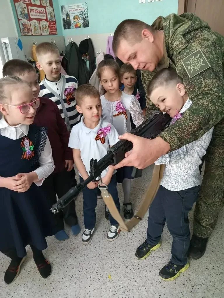 В 1«В» классе МБОУ "СОШ  N35" прошёл урок Мужества, который запомнится всем надолго! У нас в гостях 