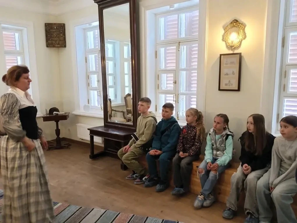 В первый день лета юные художники из объединения «Я – юный художник» погрузились в атмо...