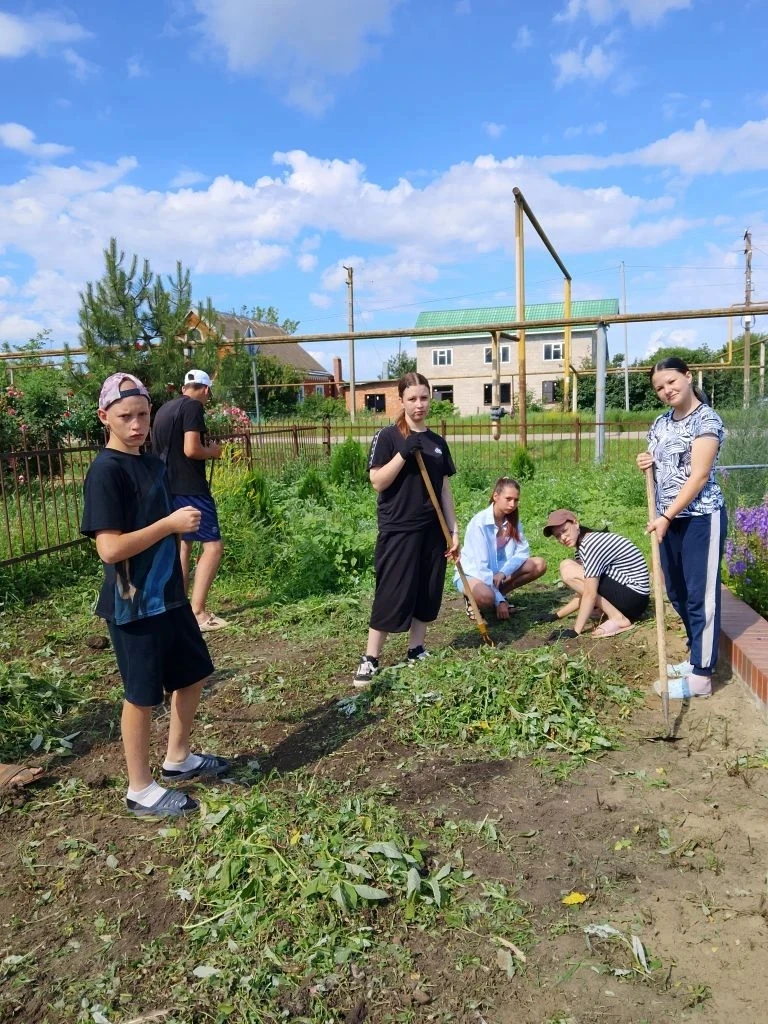 ☀️ Сегодняшнее утро в нашем лагере труда и отдыха началось по проверенной и любимой традиции: бодрая