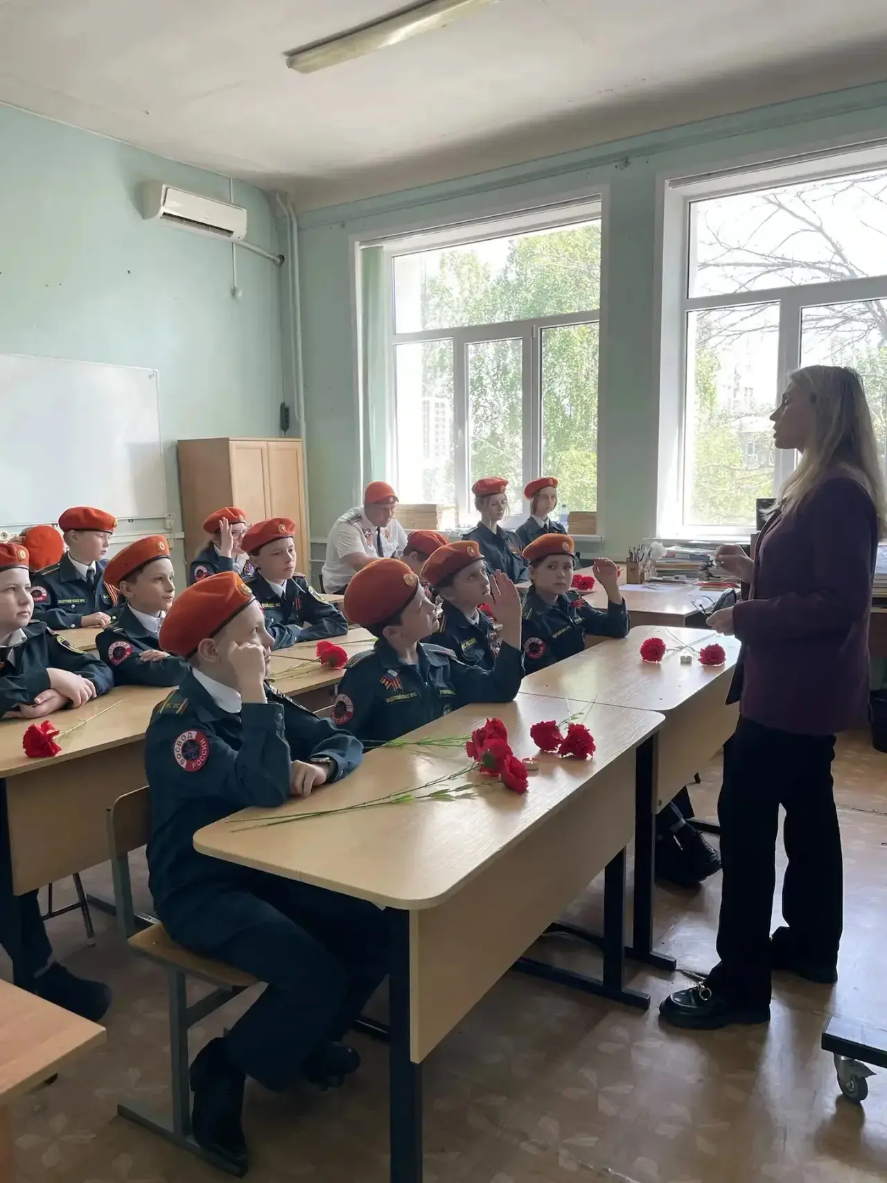 📚 Связь поколений: урок мужества в 5 «Д» и 11 «В»  В преддверии великого праздника — Дня Победы — в 
