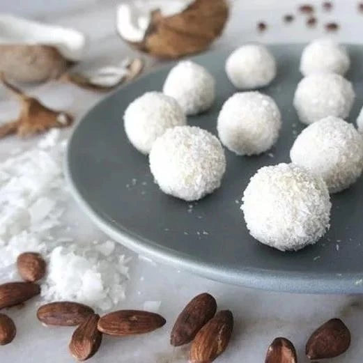 🥥 ПП-РАФФАЭЛЛО — 80 ККАЛ ЗА КОНФЕТУ

Творог, кокосовая стружка, миндаль внутри. Вкус как у знаменит