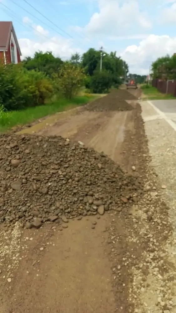 Продолжается подсыпка и грейдирование дорог на территории Вольненского сельского поселения. с.Вольно