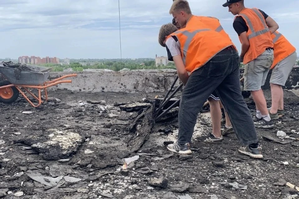 ⚡️ В Луганске ремонтируют кровли многоквартирных домов  В столице ЛНР продолжается капитальный ремон