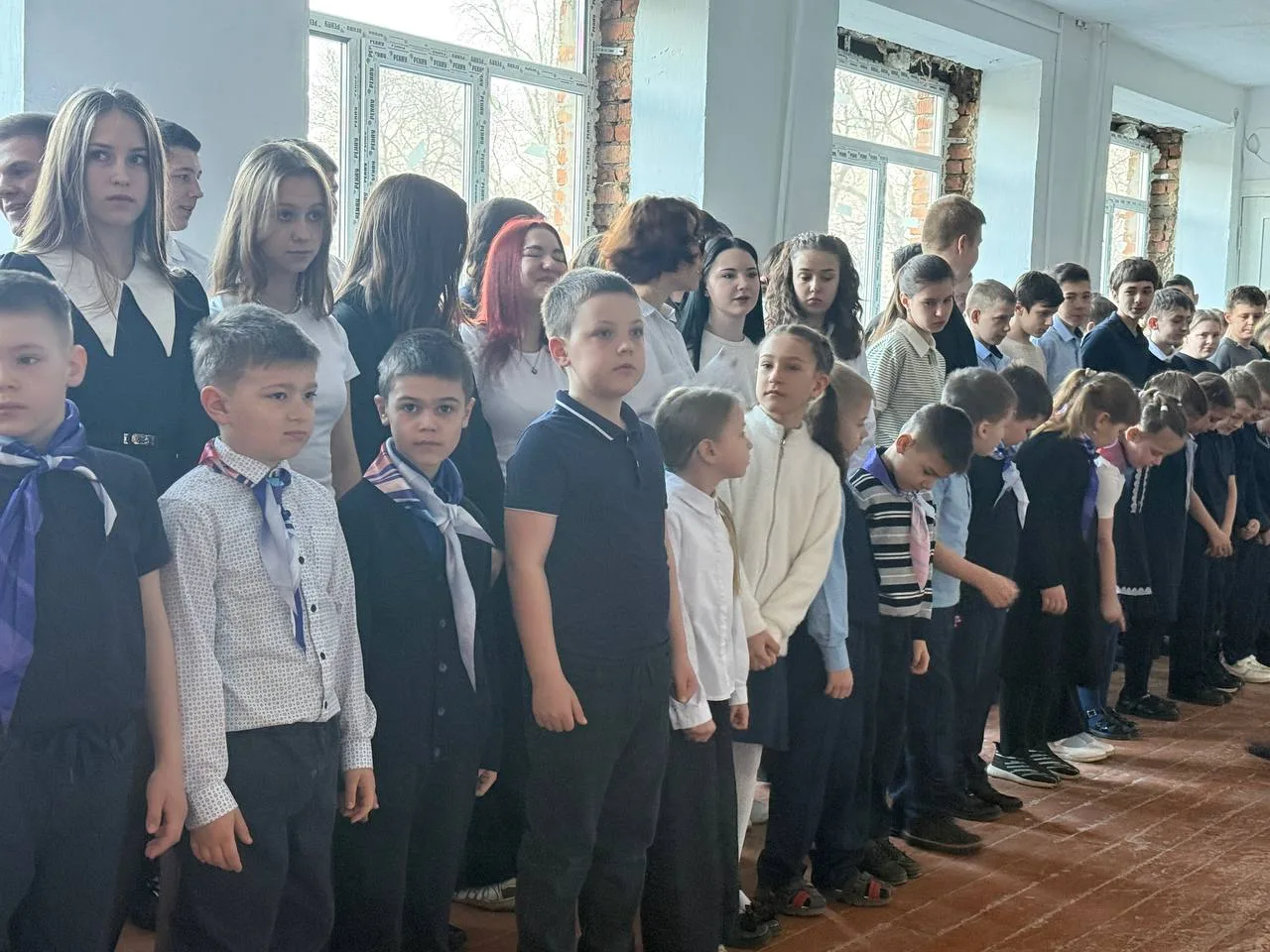 Сегодня на линейке первоклашки стояли в одном строю со старшими классами. Малыши держались очень дос