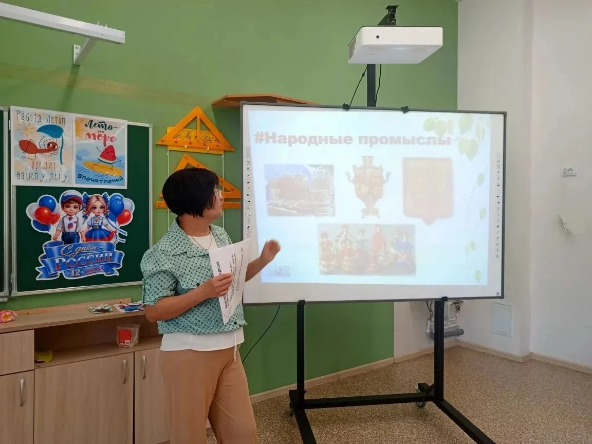 🇷🇺 В преддверии главного государственного праздника в нашем пришкольном лагере «Дорога добра» прош