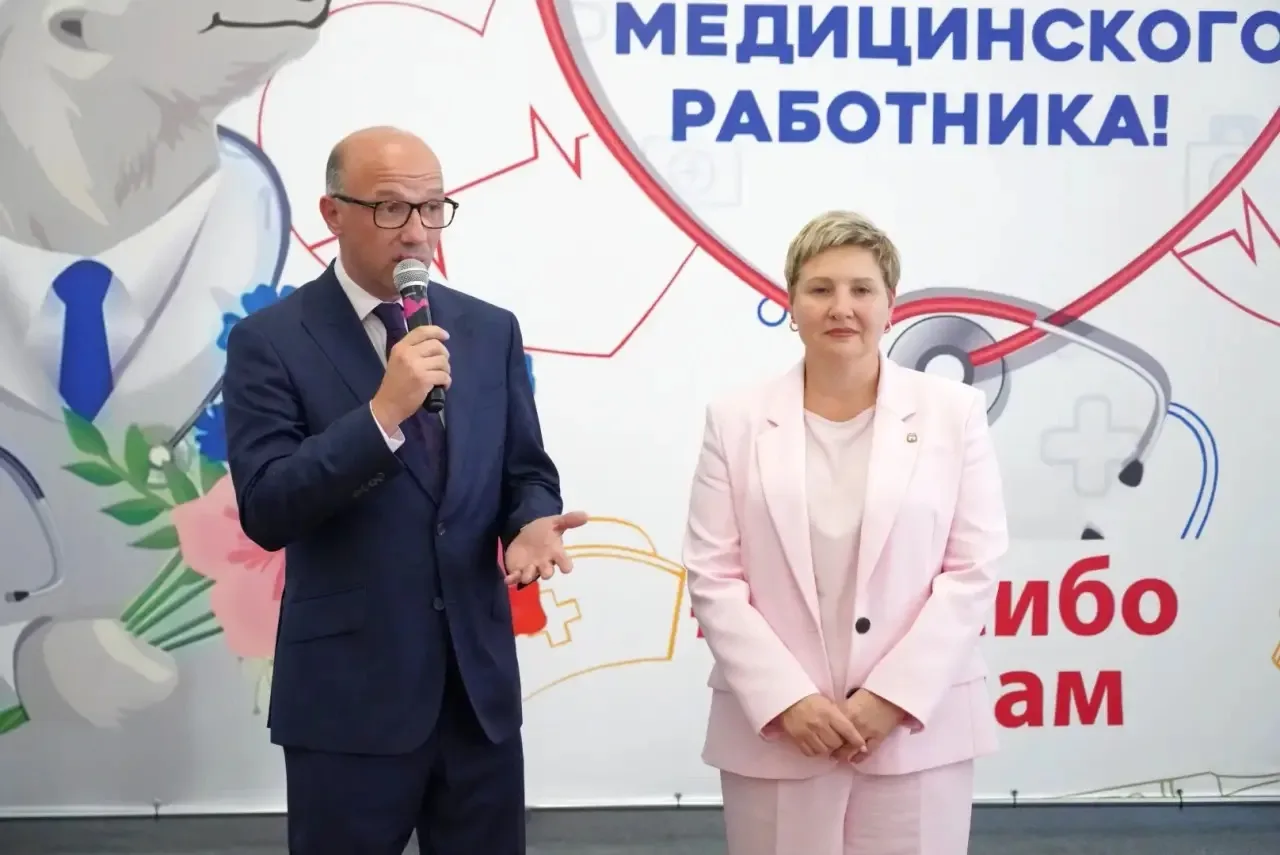Сегодня в ДК им. Ю. А. Гагарина мы чествовали наших героев в белых халатах
