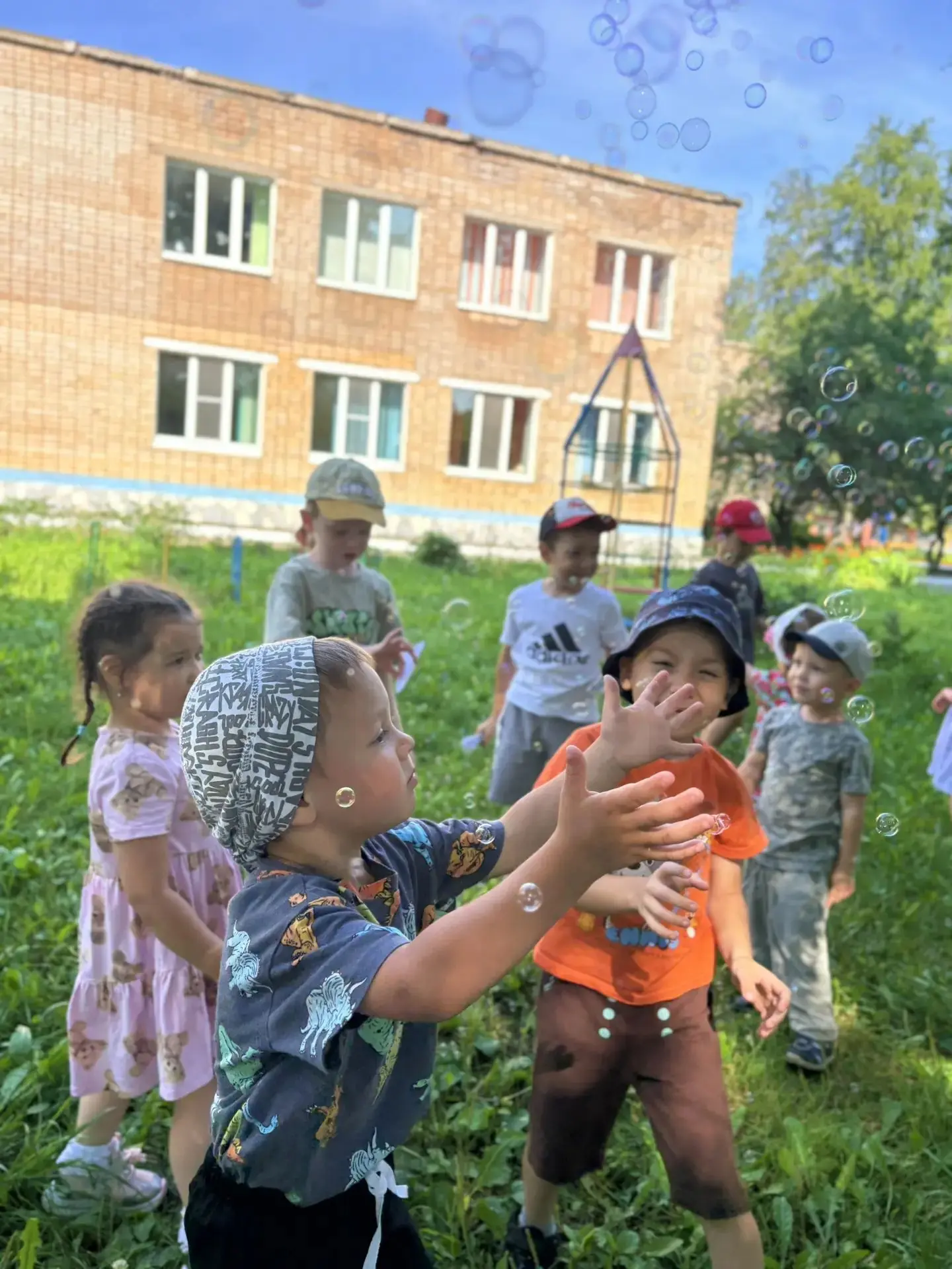 ✨ Счастье состоит из мелочей...

Из теплого летнего ветра, ласкового солнца, зеленых берез над голов