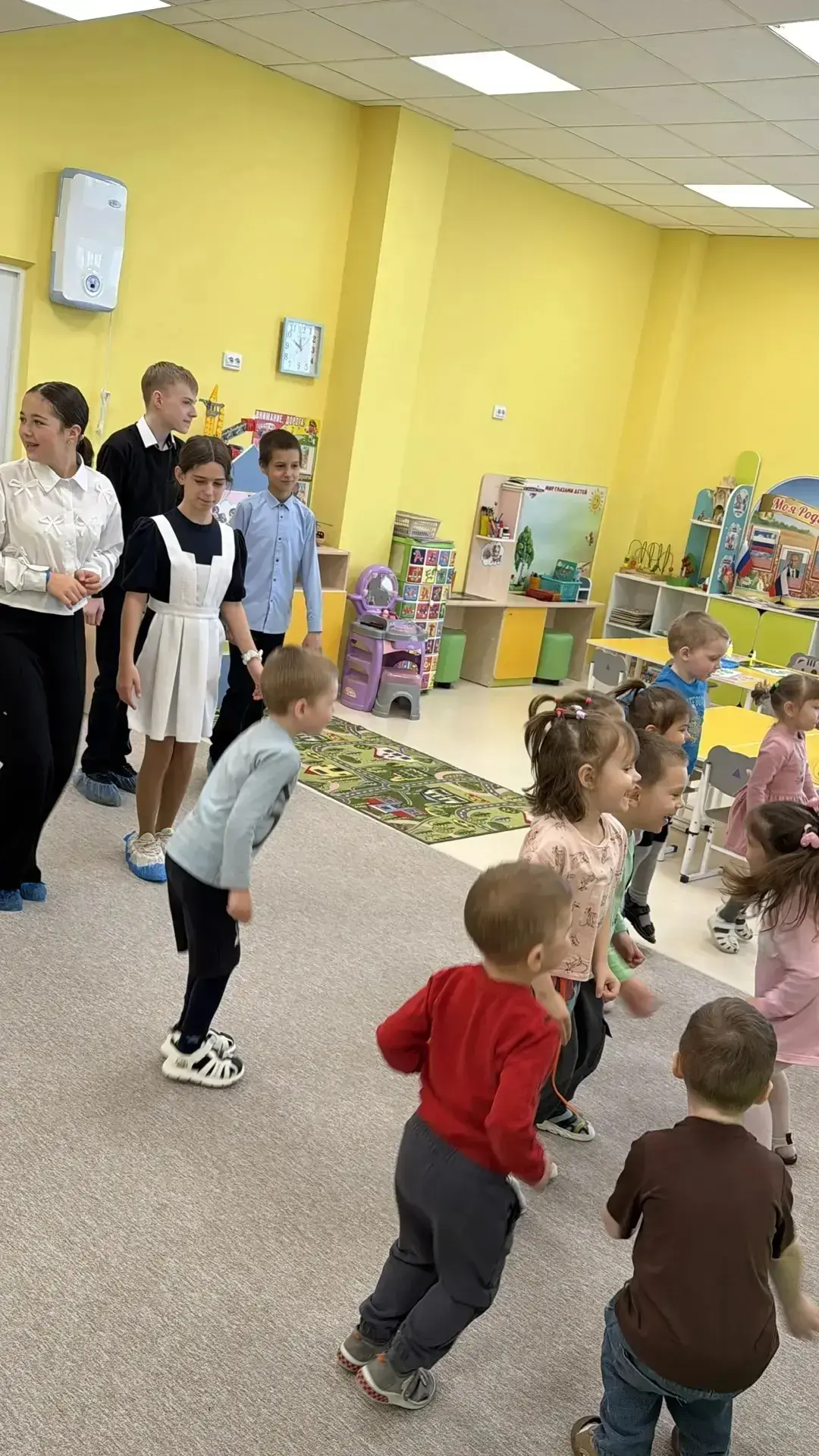 🚀 Профессии, которые меняют мир: 6Г в гостях у малышей!  Сегодня для наших шестиклассников распахнул
