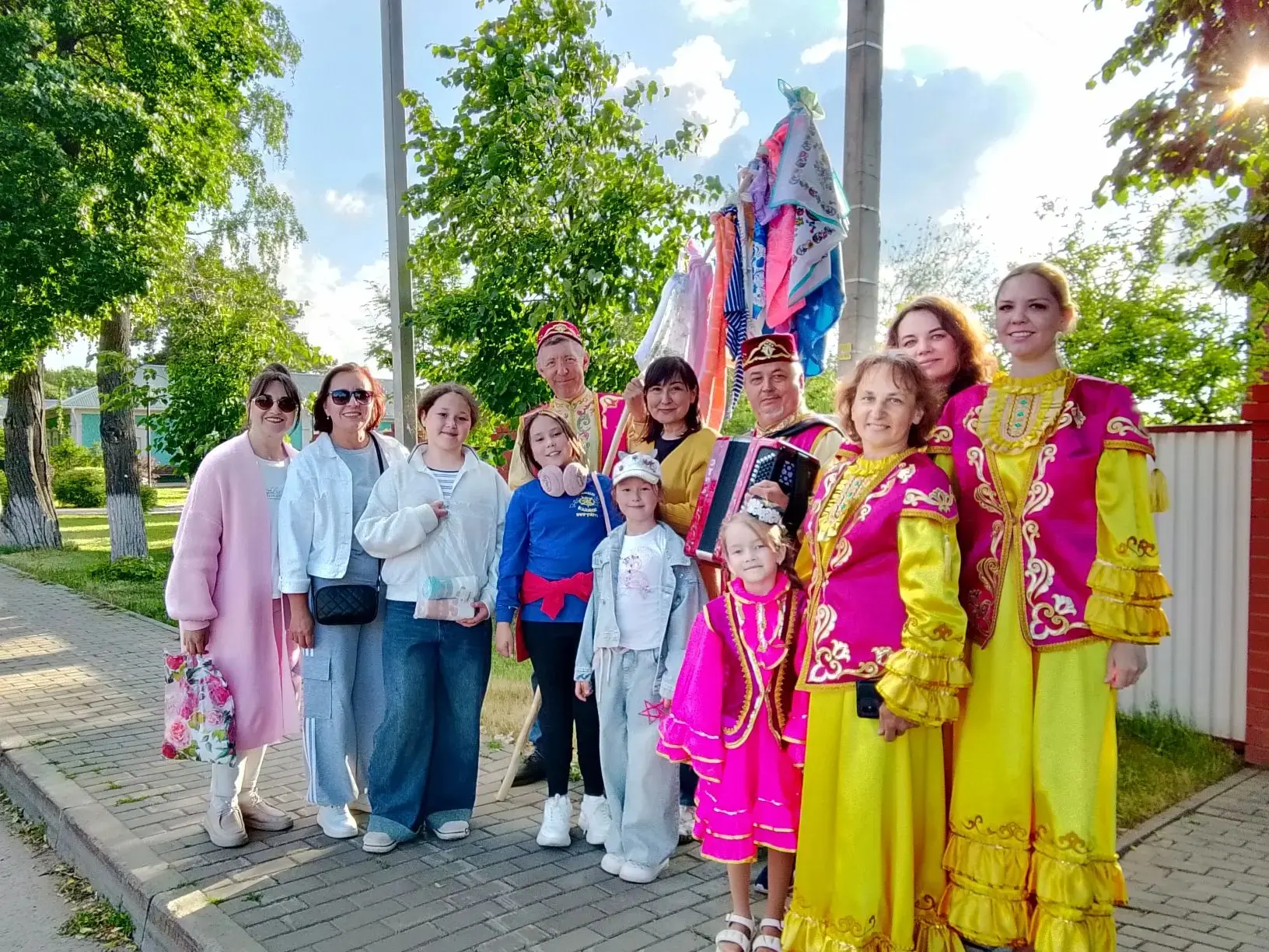 3 июнь көнне сәнгать мәктәбе хезмәткәрләре Пушкин урамы буенча Сабантуйга бүләк җыярга чыктылар. Киң