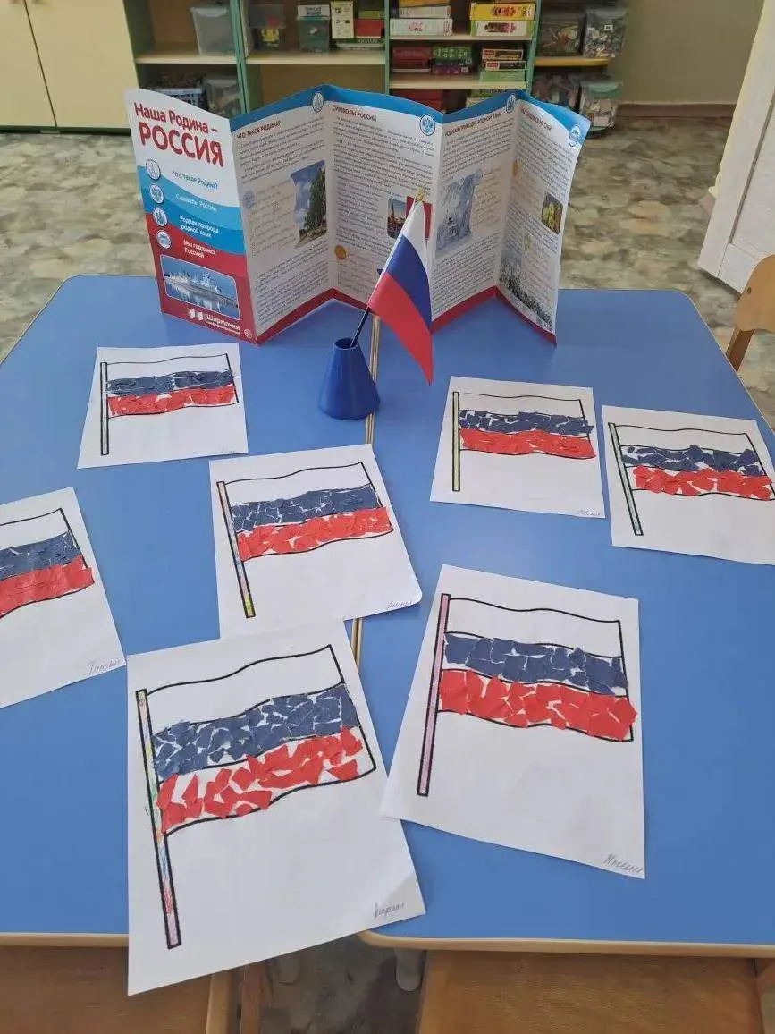 Творческое занятие в группе «Солнышко»: обрывная аппликация «Флаг России»🇷🇺
 Ребята из группы «Сол