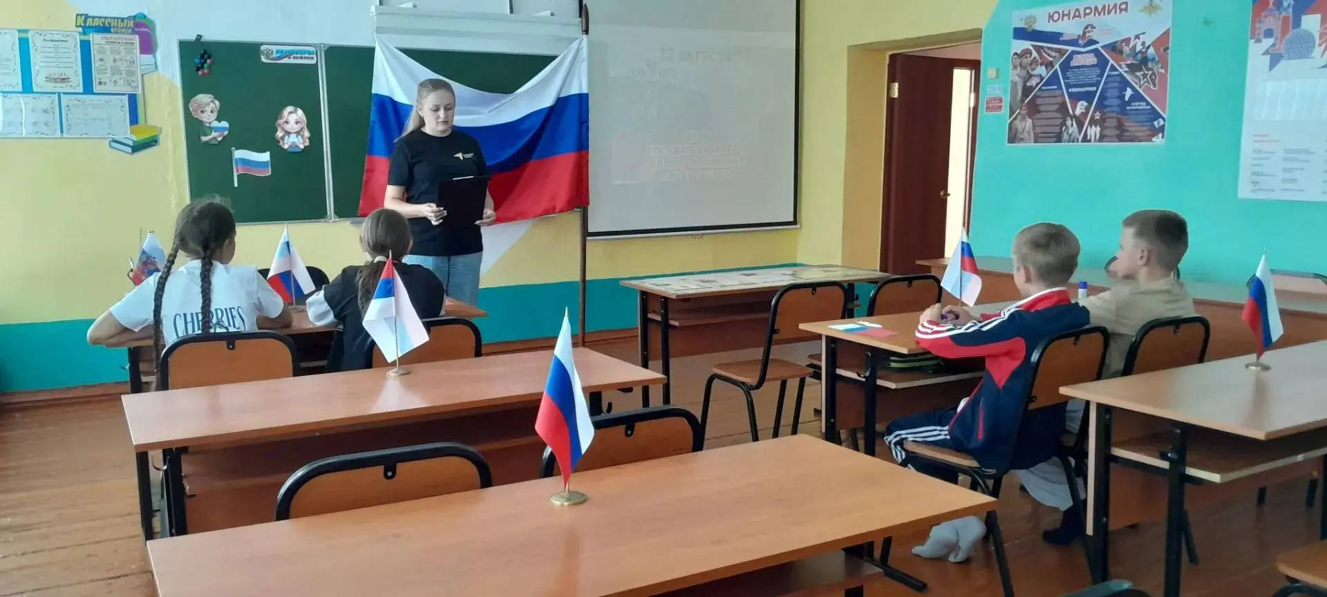 🎉 Ко Дню Государственного флага России в нашей школе прошёл творческий мастер-класс «Б...