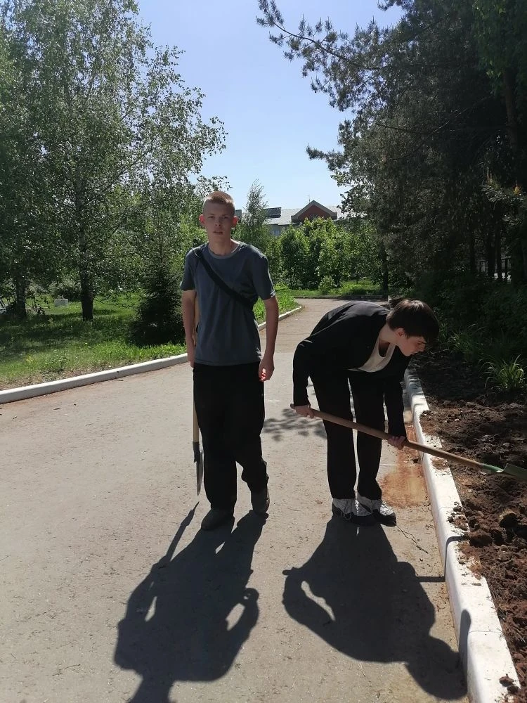 👉Учащиеся 9а класса приняли участие в акции" Зелёная весна" .  🔥Ученики прокопали и очистили от сорн
