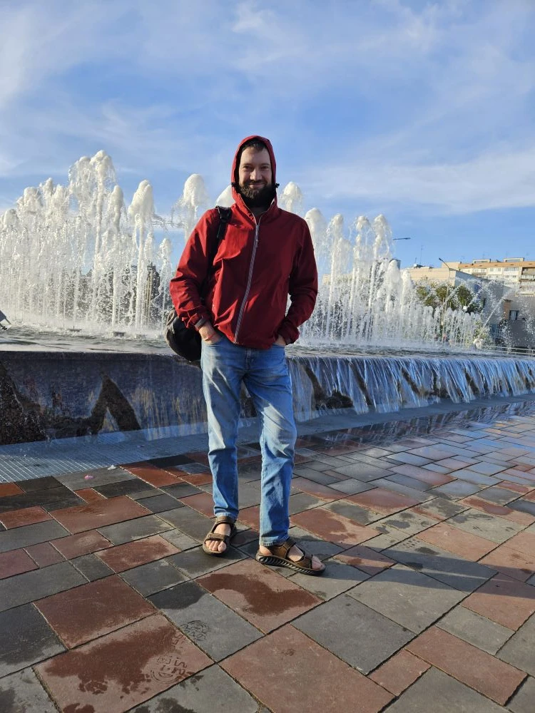 Солнечный день и прекрасный ⛲️ ! Не зря его долго ремонтировали.