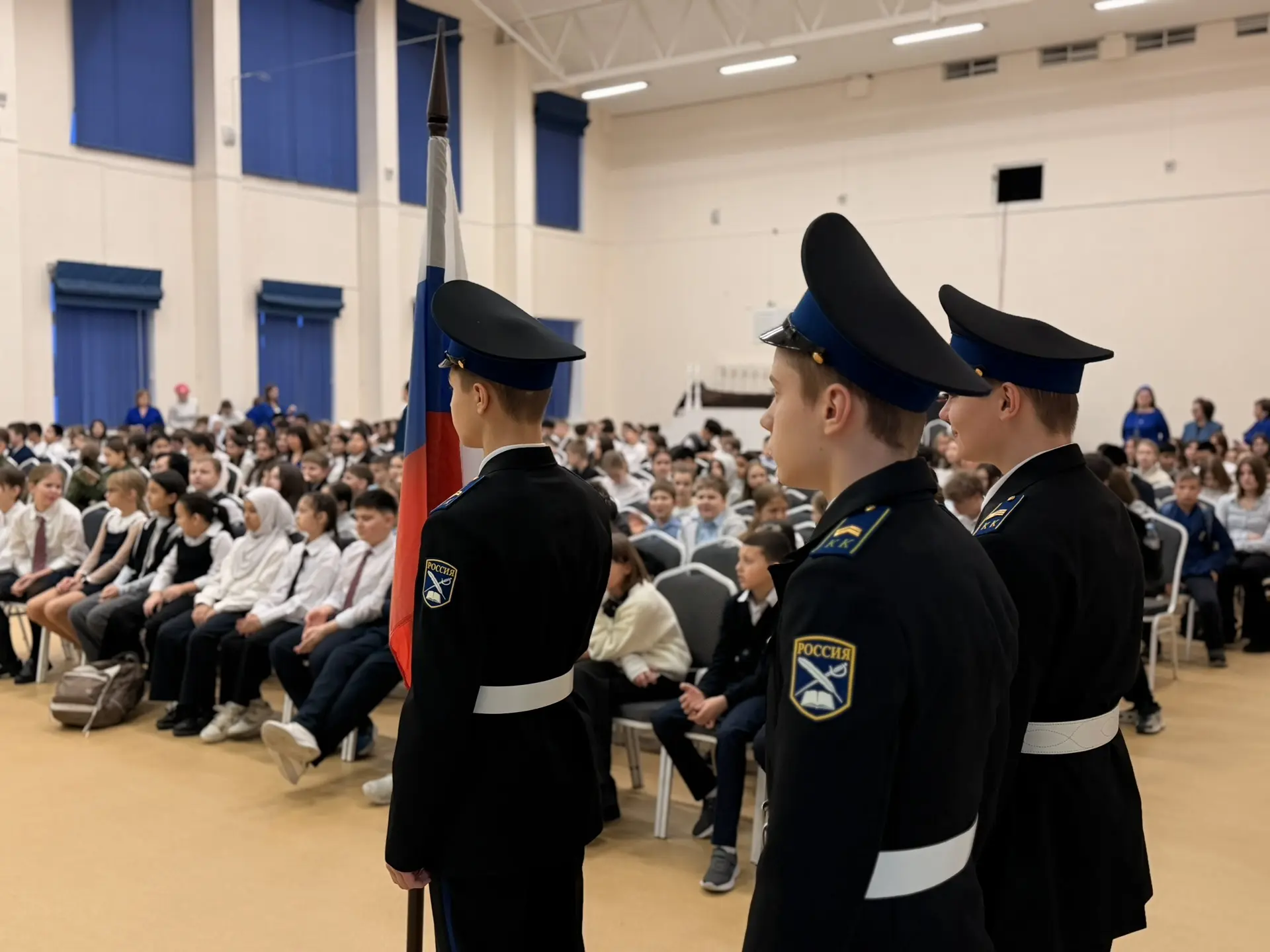 🎓Первый учебный день в МБОУ СОШ «ЛИДЕР» по традиции начался с церемонии поднятия флага🇷🇺 и занятия «