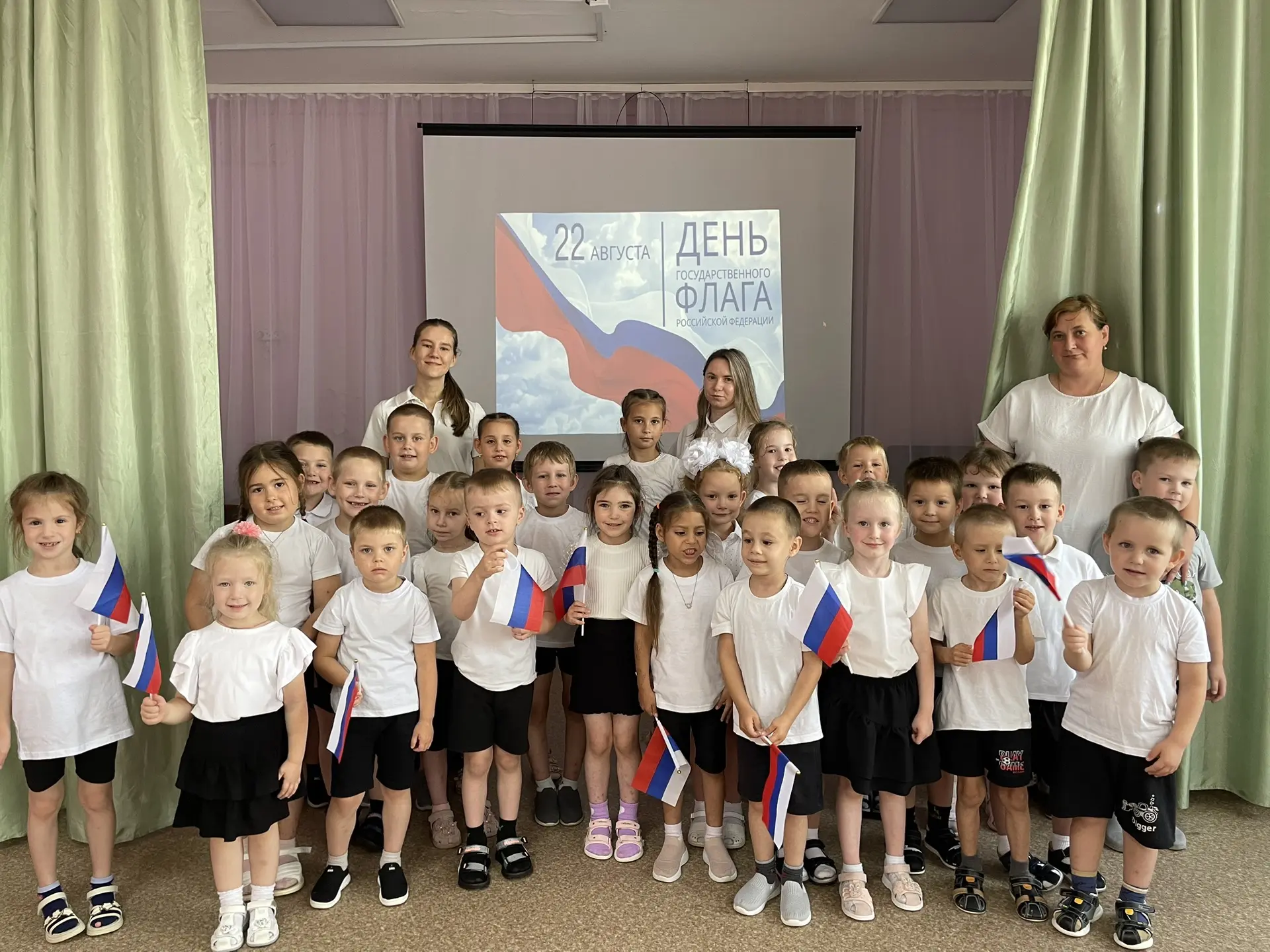 🇷🇺🕊️ В канун Дня российского флага в детском саду расцвёл особенный праздник — яркий...